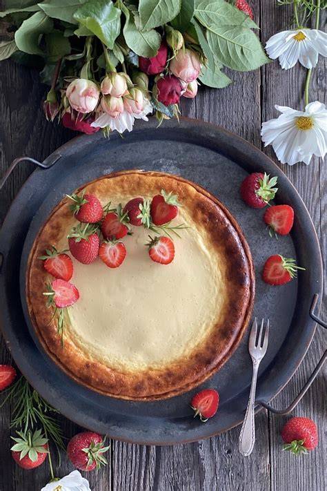 Gebackener Käsekuchen mit frischen Erdbeeren auf Tortenplatte