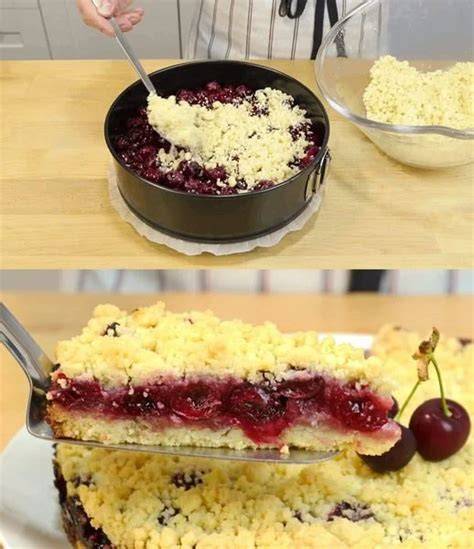 Gebackener Kirsch-Pudding-Streuselkuchen auf Gitter zum Auskühlen