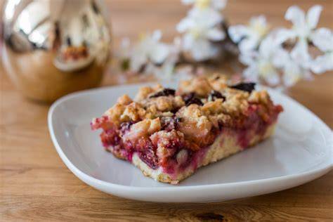 Gebackener Kuchen mit Mürbteig und Obstfüllung