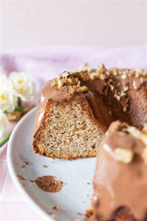 Gebackener Low Carb Nusskuchen frisch aus dem Ofen