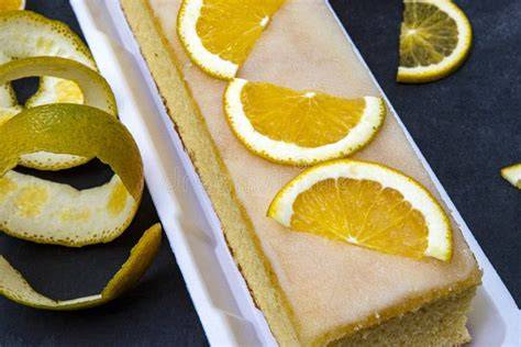 Gebackener Orangenkuchen mit Schmandcreme und Orangenscheiben