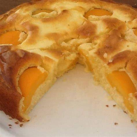Gebackener Pfirsich‑Schmand‑Kuchen in Stücken