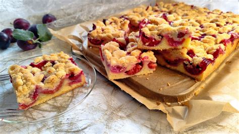 Gebackener Pflaumenkuchen mit goldbraunen Streuseln auf einem Teller