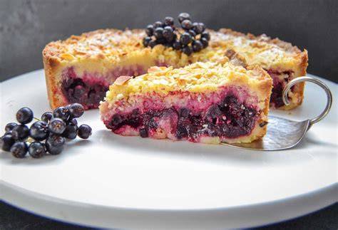 Gebackener Quark-Rahm-Kuchen mit frischen Beeren
