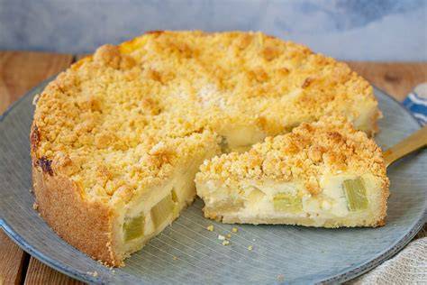 Gebackener Rhabarber Pudding mit Streuseln aufgeschnitten