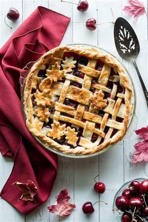 Gebackener Schicht-Apfelkuchen fertig zum Servieren