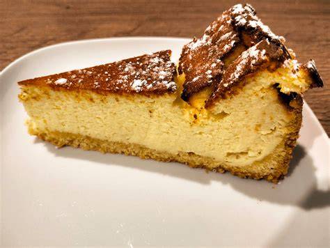 Gebackener veganer Käsekuchen im Anschnitt