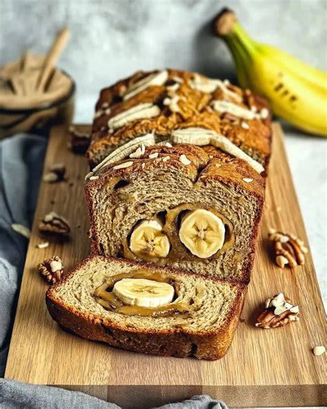 Gebackenes Bananenbrot auf Holzbrett mit Nüssen