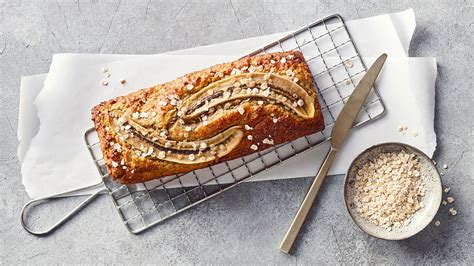 Gebackenes Bananenbrot in Scheiben auf einem Gitter