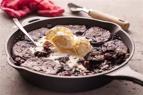 Gebackenes Schwarzbrot-Kirsch-Dessert im Auflauf
