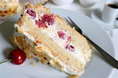 Geberannte Mandel Kirsch Torte mit Dekoration