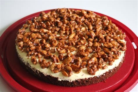 Gebrannte Mandeln-Torte mit winterlicher Dekoration