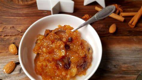 Gebratene Äpfel mit Zimt und Mandeln in einer Marmelade