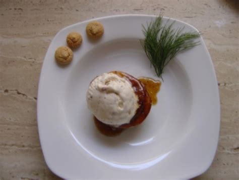 Gebratene Apfelhälften mit Cashew-Zimt-Eis