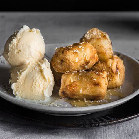Gebratene Bananen mit Honig und Vanilleeis