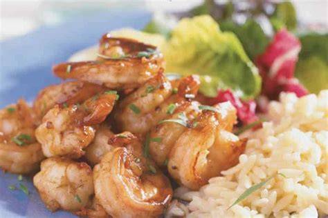 Gebratene Garnelen mit aromatischer Honig-Soja-Glasur auf Zitronenreis