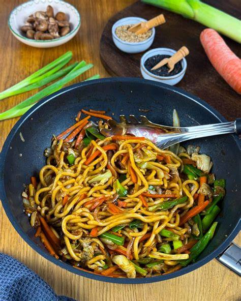 Gebratene Ramen-Nudeln mit Hackfleisch und Frühlingszwiebeln