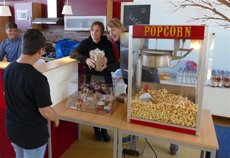 Gebrauchsanleitung kompakt: Popcornmaschine im Einsatz