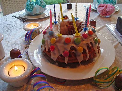 Geburtstags Gugelhupf mit Smarties, Kerzen und bunter Deko