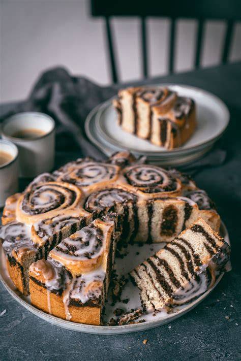 Geburtstagsfest mit Schneckenkuchen und strahlenden Gästen