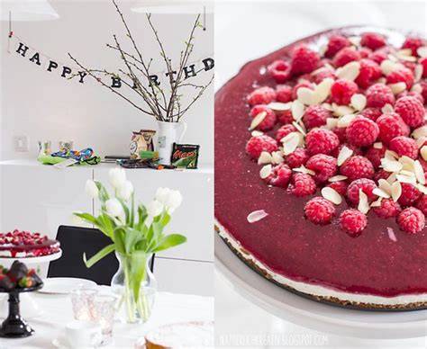 Geburtstagskaffeetafel mit verschiedenen Apfelkuchen-Varianten