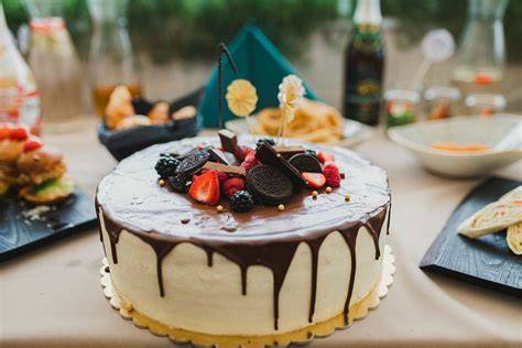 Geburtstagskuchen mit Beeren und natürlicher Deko