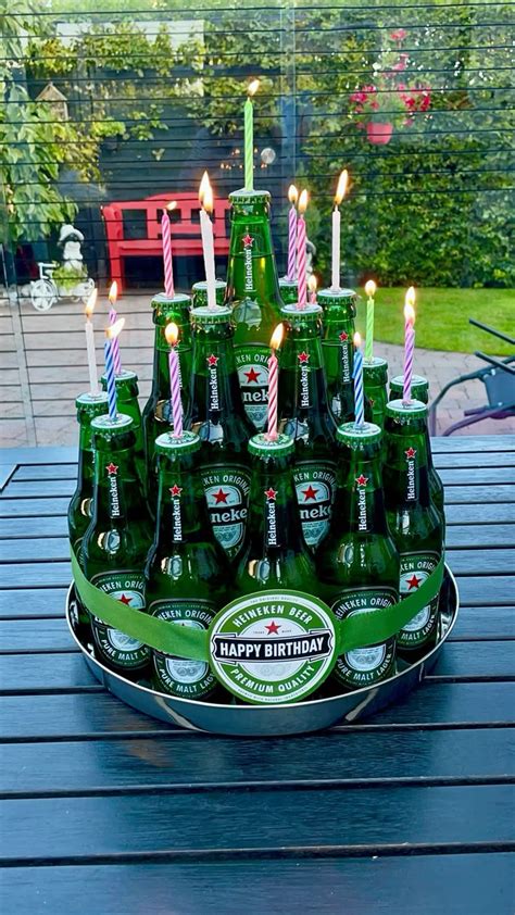 Geburtstagskuchen mit Jägermeister-Flasche aus Fondant
