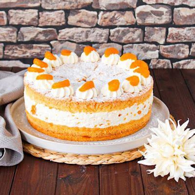 Geburtstagstafel mit Mandarinen-Quark-Torte