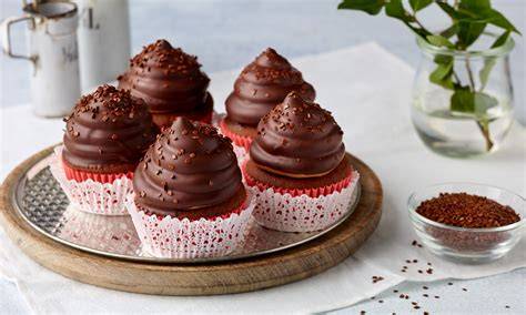 Geburtstagstisch mit dekorierten Schoko Cupcakes