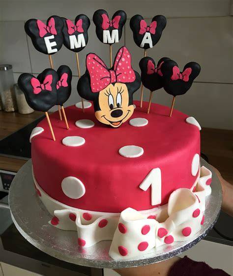 Geburtstagstisch mit selbstgemachter Minnie Mouse Torte
