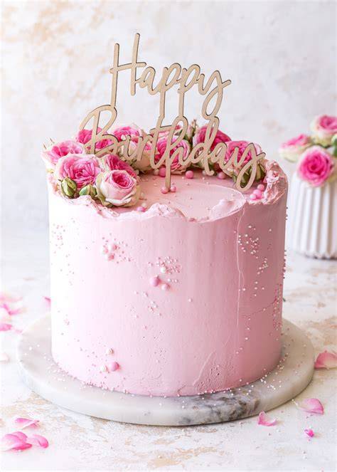 Geburtstagstorte mit Buttercreme und Rosenverzierung