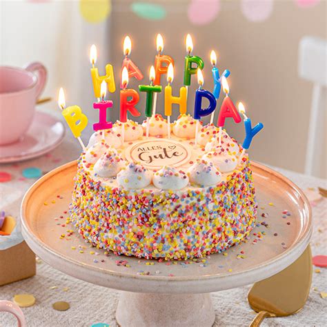 Geburtstagstorte mit Tortensteckern und Happy Birthday Kerzen als Dekoration