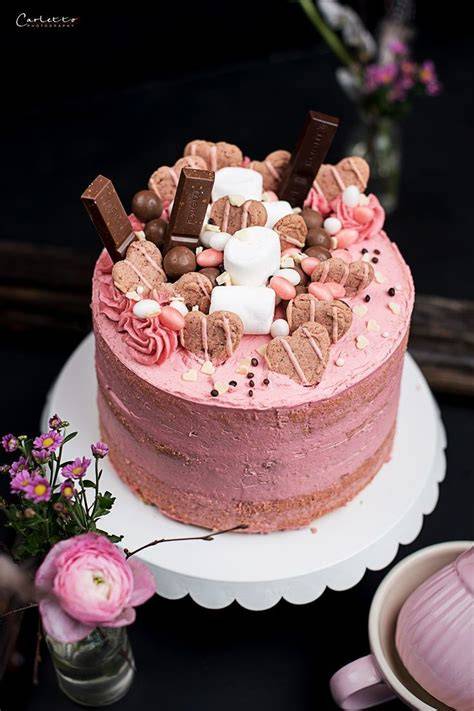 Geburtstagstorte mit rosa Dekoration und Himbeerfüllung