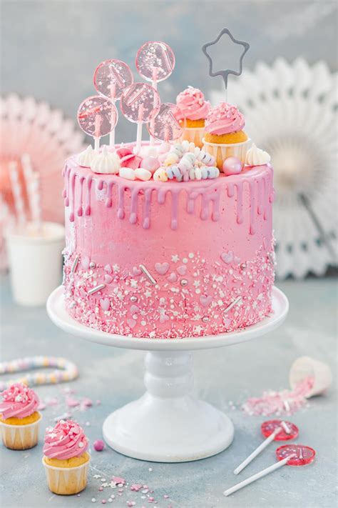 Geburtstagstorte mit rosa Lollies und Baiser verziert