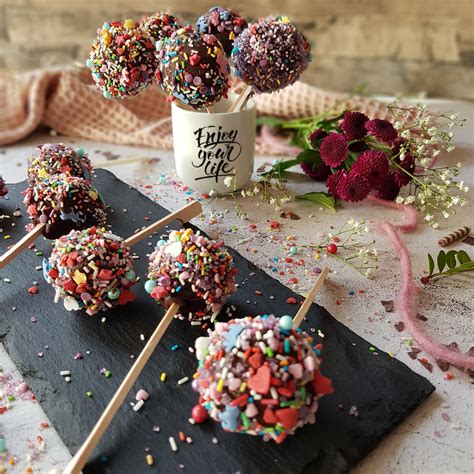 Geburtstagszahl-Torte mit Cake Pops als Resteverwertung