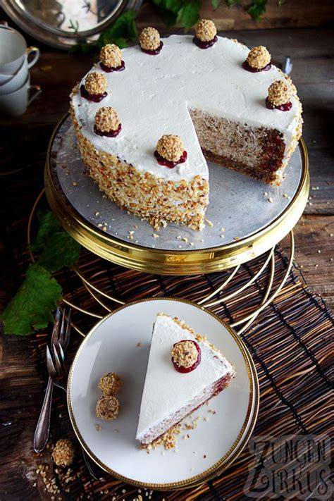 Gedeckte Nusstorte mit Sahne und Preiselbeeren