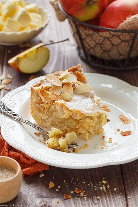 Gedeckter Apfelkuchen - angerichteter Klassiker auf der Kuchentafel