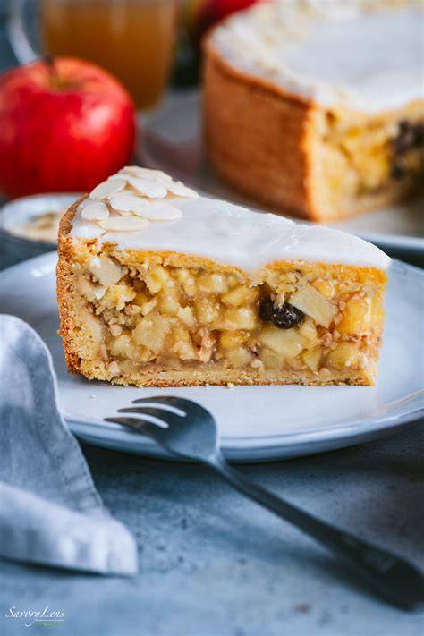 Gedeckter Apfelkuchen angeschnitten, Apfelfüllung sichtbar