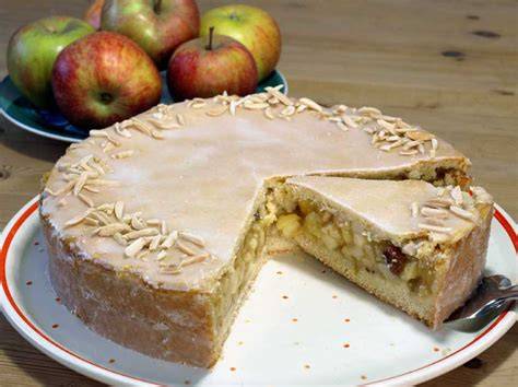 Gedeckter Apfelkuchen auf Mürbeteig mit Gitter