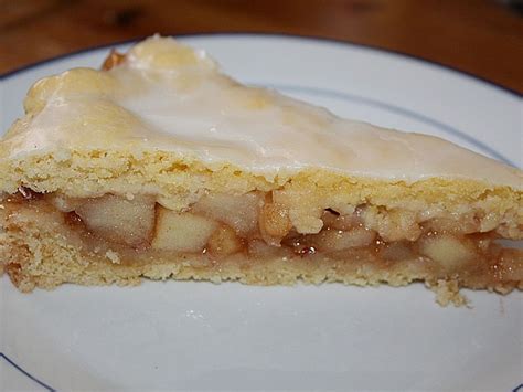 Gedeckter Apfelkuchen im Anschnitt