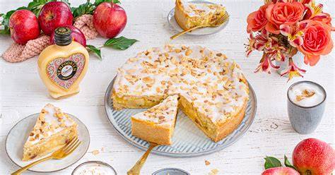 Gedeckter Apfelkuchen mit Eierlikör und Mandelguss