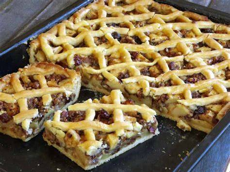 Gedeckter Apfelkuchen mit Gitter, Karamellguss und Rosinen