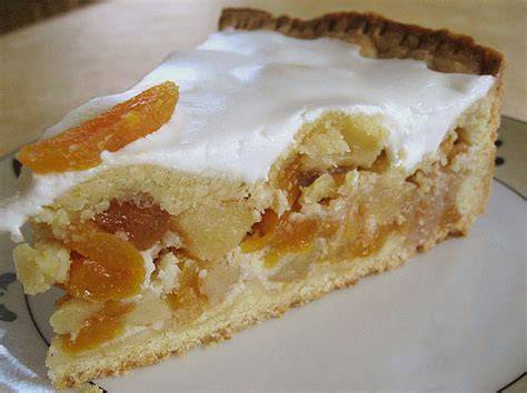 Gedeckter Apfelkuchen mit Marzipan, Anschnitt und Zutaten