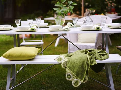 Gedeckter Gartentisch mit Kräutern gegen Wespen