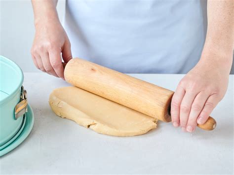 Gedeckter Kuchen: Ausrollen, Füllen, Teigdeckel mit Ausstechern verzieren