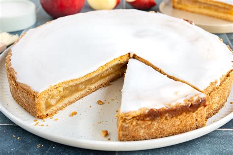 Gedeckter Low Carb Apfelkuchen fertig gebacken und mit Puderzucker bestäubt