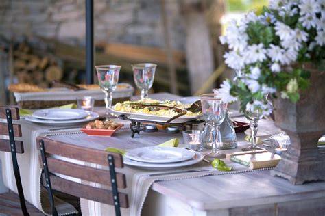 Gedeckter Tisch auf der Terrasse