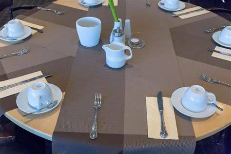 Gedeckter Tisch mit Dessert- und Speiseservice