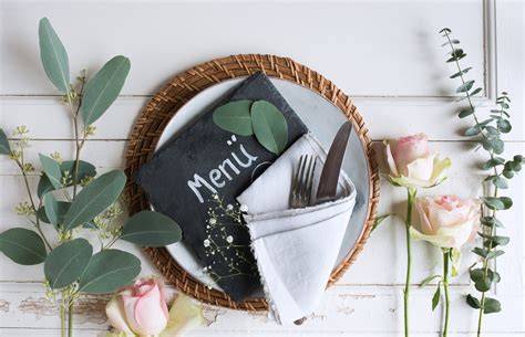 Gedeckter Tisch mit Kuchengabel und Dessertlöffel neben Waffel
