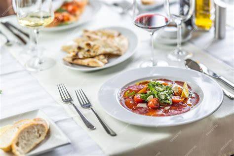 Gedeckter Tisch mit Selleriesuppe als Vorspeise